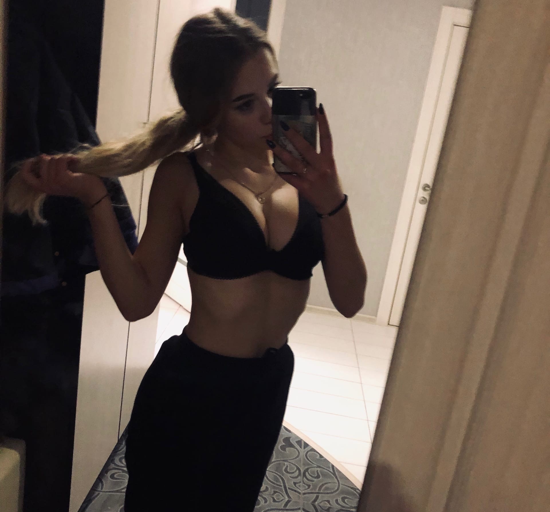 Нинель привлекальеная девушка из Зугреса цена от 3000 руб