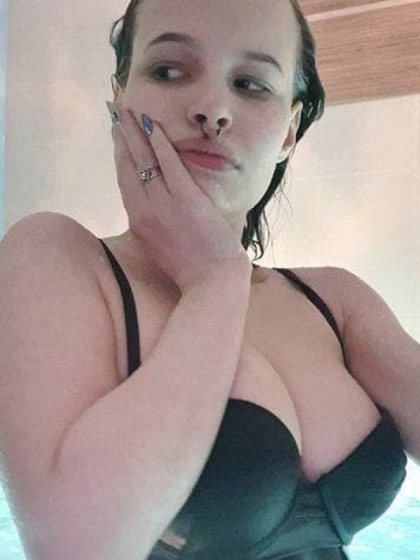 Карина привлекательная девушка из Зугреса цена от 3000 руб